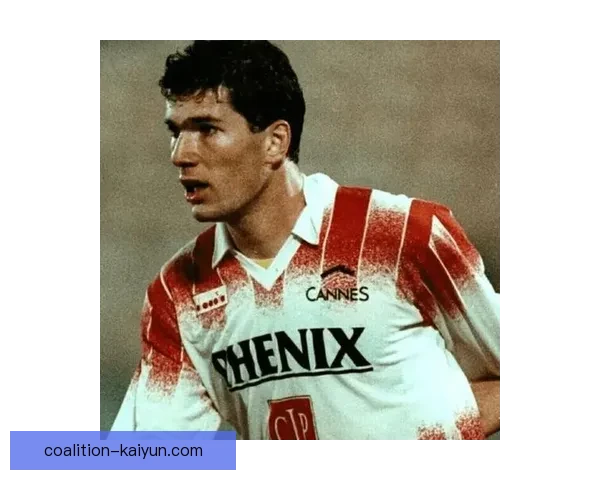 齐达内历史地位引发热议，优秀表现推动足球文化发展